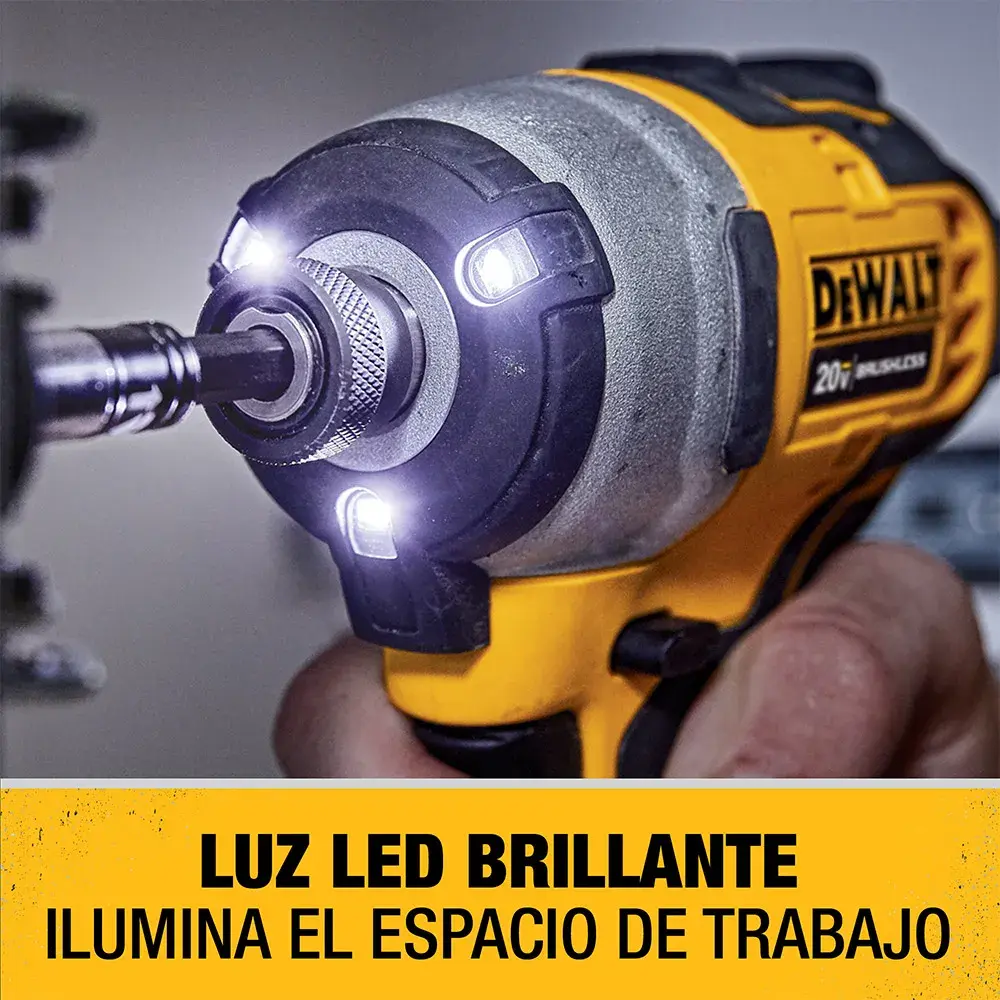Primer plano de un atornillador de impacto inalámbrico DEWALT con luces LED brillantes que iluminan el espacio de trabajo. La herramienta manual es amarilla y gris, con marca visible y una broca acoplada. El texto en español en la imagen resalta la función de luz LED.