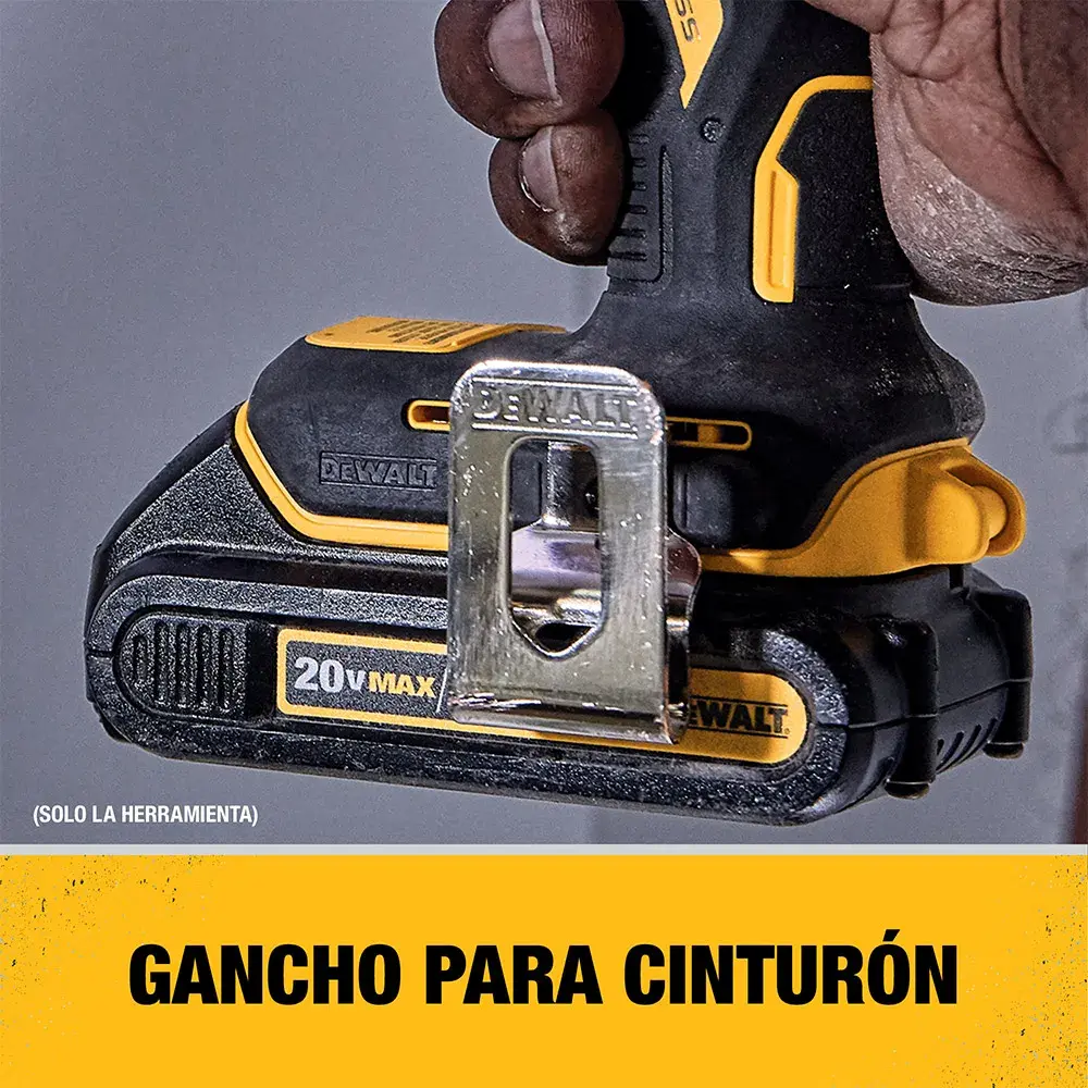 Imagen en primer plano de una herramienta eléctrica inalámbrica DEWALT 20V MAX con gancho para cinturón, sostenida por una persona. El texto debajo dice 'GANCHO PARA CINTURÓN'.