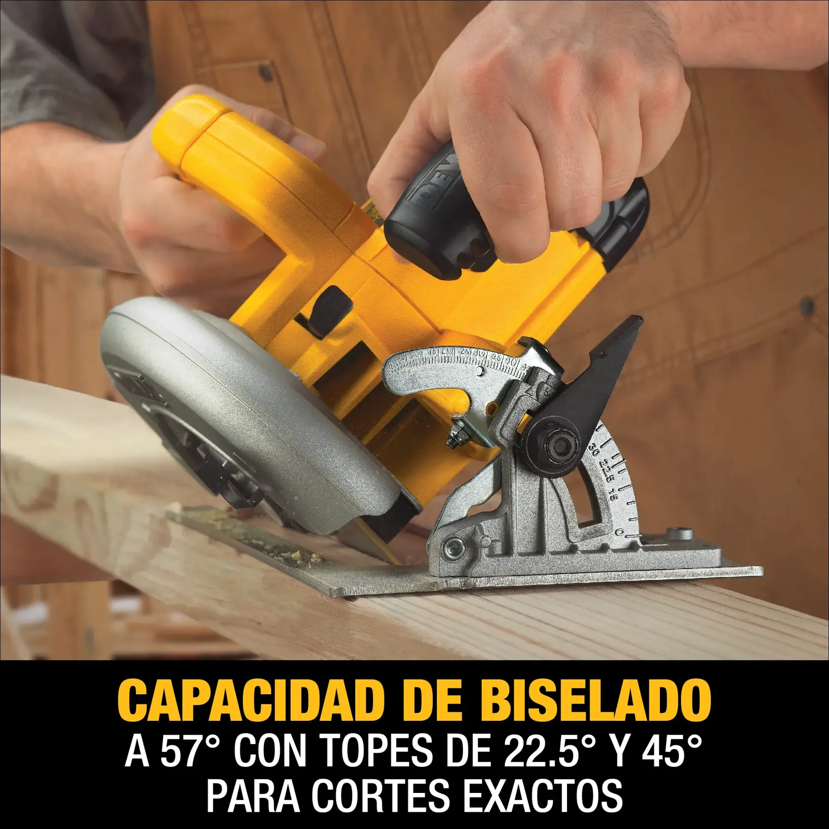 Primer plano de una persona usando una sierra circular amarilla DEWALT para cortar madera en ángulo, con ajuste de bisel visible. El texto en la imagen destaca la capacidad de biselado de 57 grados con topes en 22.5 y 45 grados para cortes exactos.
