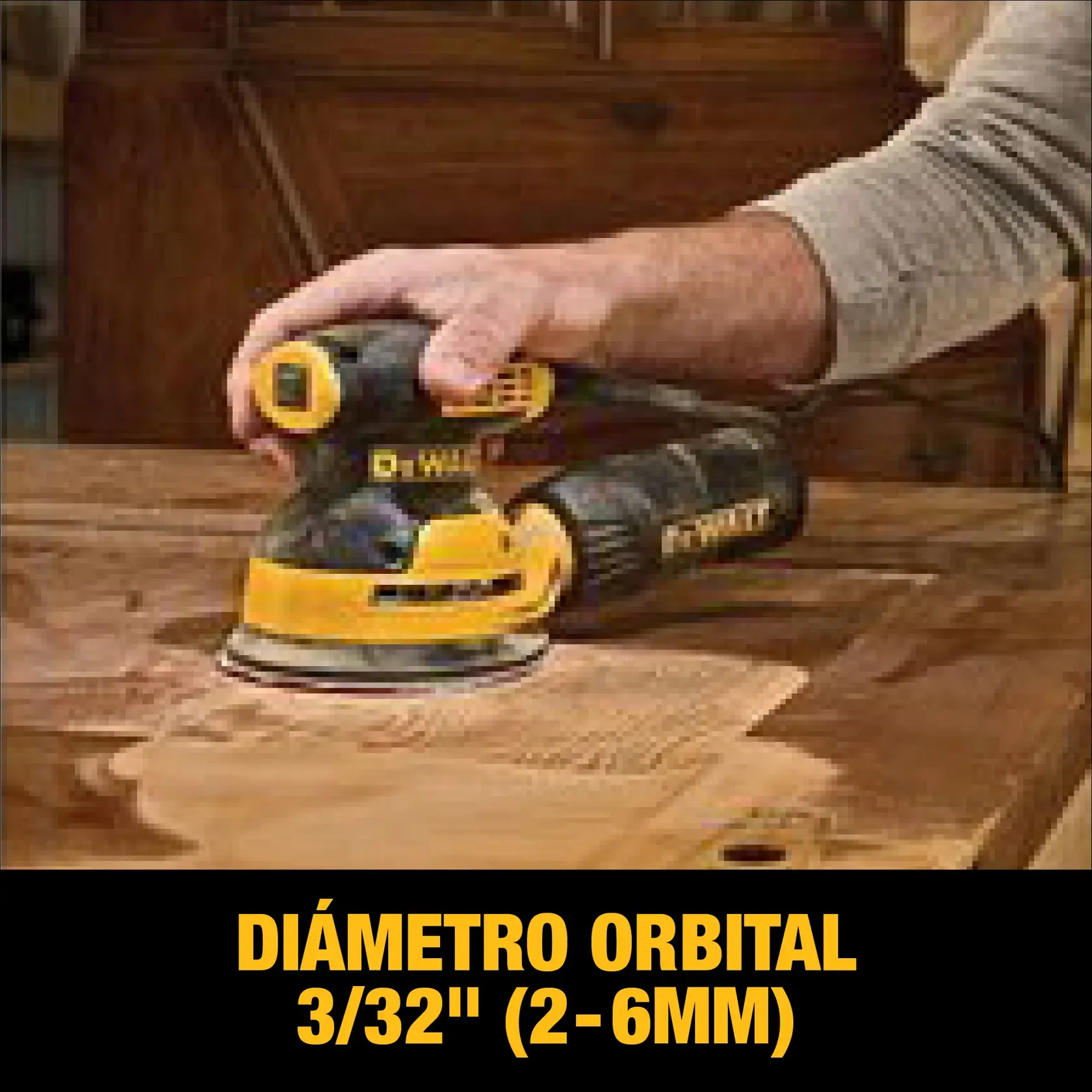 Una persona usando una lijadora orbital DEWALT con un diámetro orbital de 3/32 pulgadas (2-6 mm) sobre una superficie de madera. La lijadora es negra y amarilla, y el texto debajo dice 'DIÁMETRO ORBITAL 3/32'' (2-6MM)'.