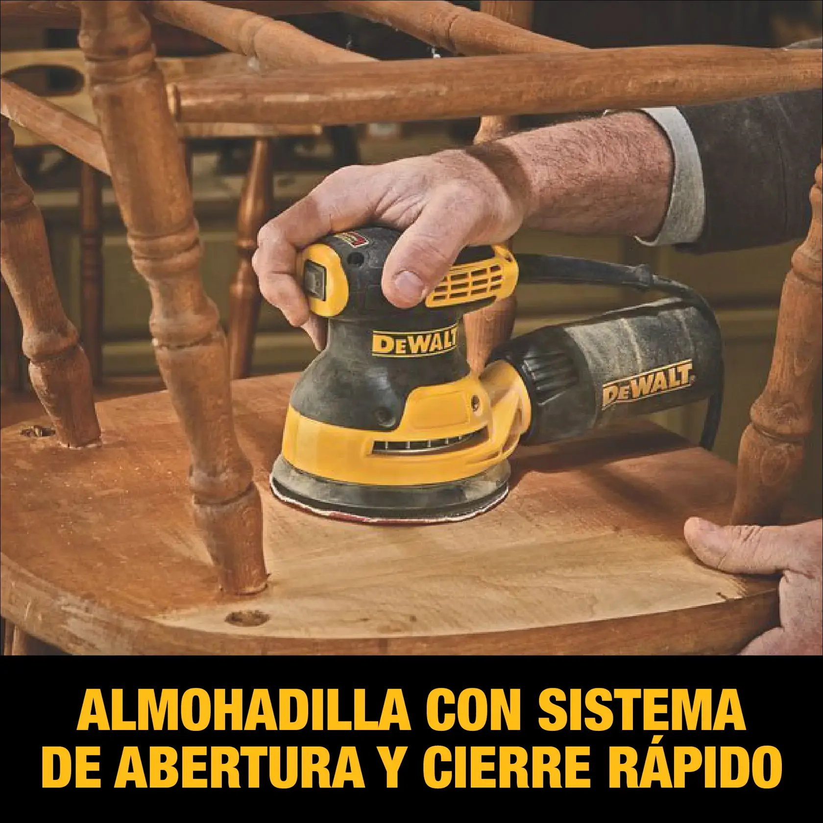 Una persona utiliza una lijadora eléctrica DEWALT DWE6421 para lijar una silla de madera. La lijadora es de color amarillo y negro, y el texto abajo destaca su almohadilla con sistema de abertura y cierre rápido.