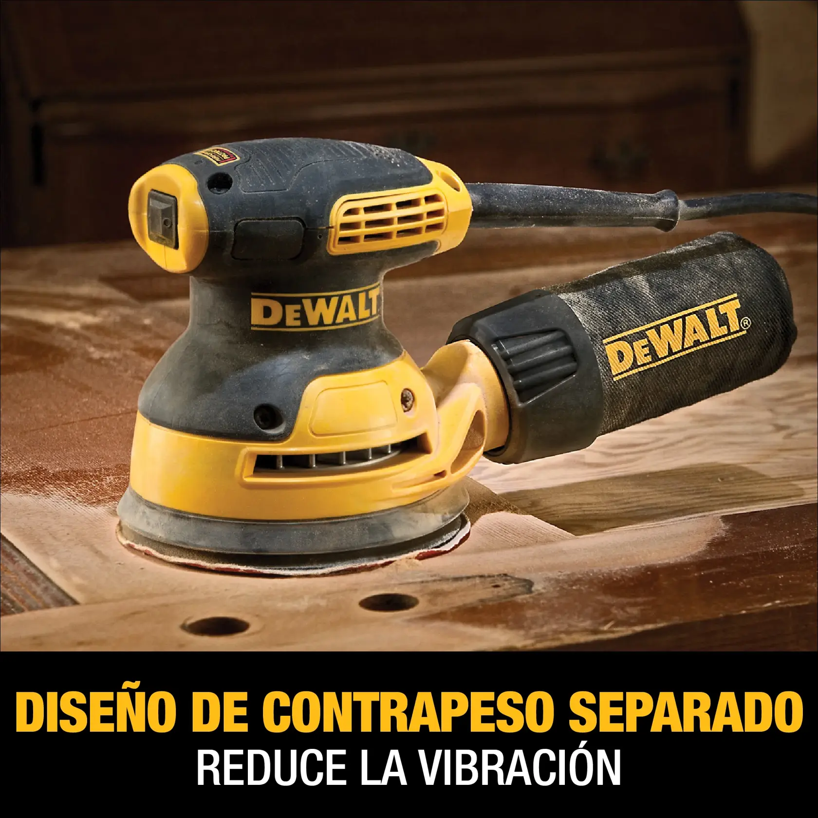 Se muestra una lijadora orbital DEWALT modelo DWE6421 lijando una superficie de madera. La herramienta es principalmente amarilla y negra con el logotipo de DEWALT visible, y está equipada con una bolsa para polvo. El texto en español destaca la característica de 'diseño de contrapeso separado' que 'reduce la vibración'.
