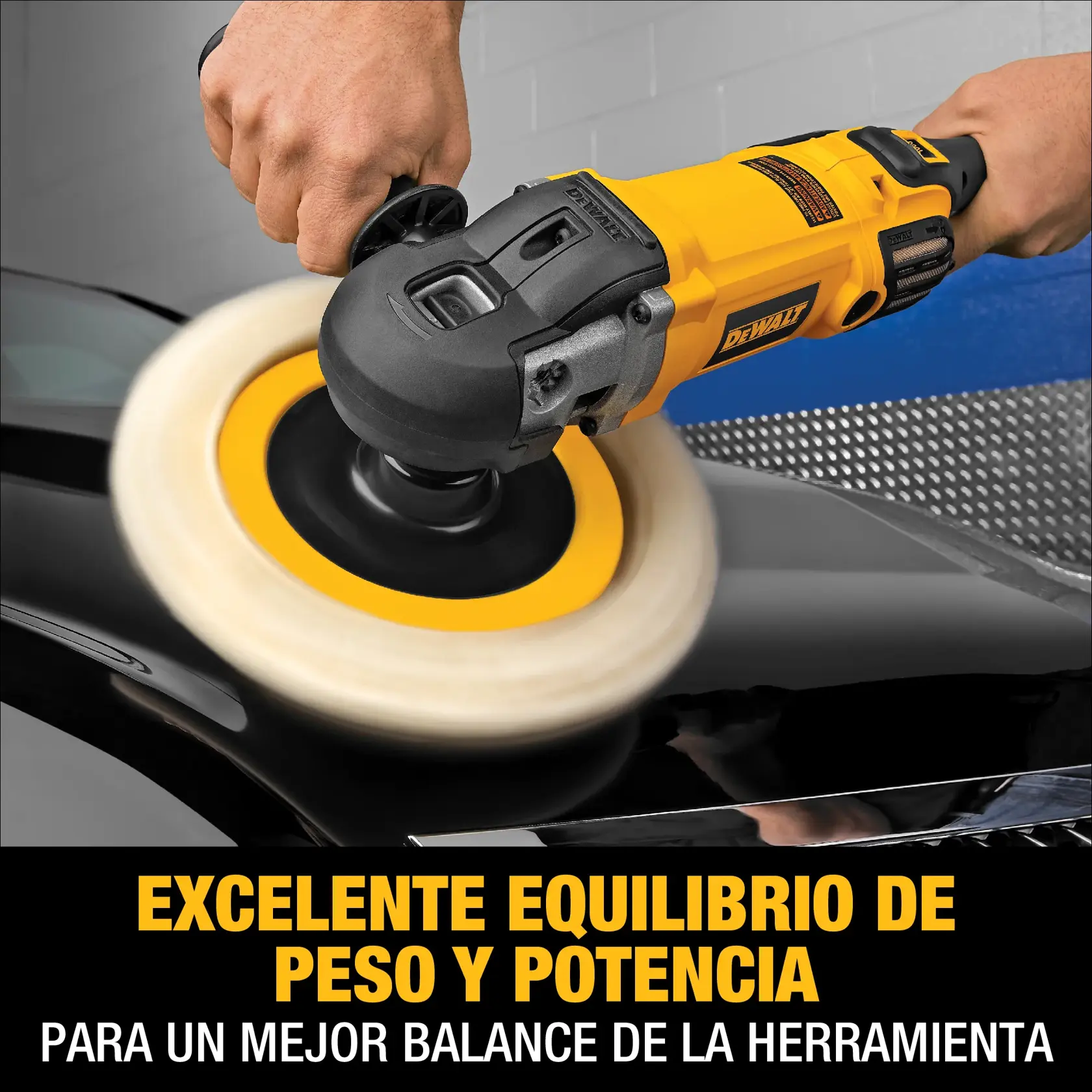 Una persona utiliza una pulidora DEWALT DWP849X sobre la superficie negra de un automóvil. La herramienta es amarilla y negra, y el texto en la imagen destaca el excelente equilibrio de peso y potencia para un mejor rendimiento de la herramienta.