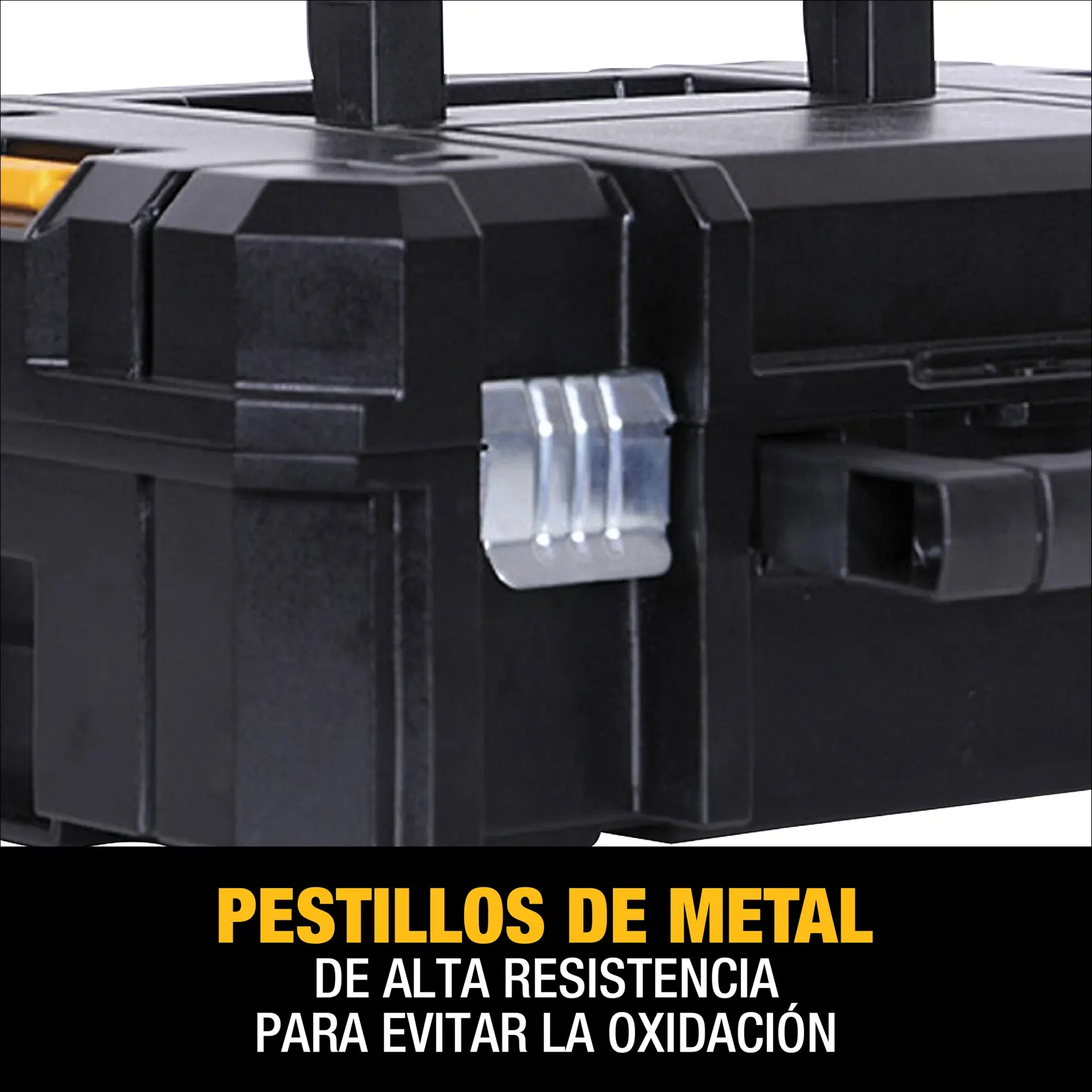 Caja de herramientas DEWALT TSTAK negra con detalles amarillos y asa resistente, con cierres metálicos para un cierre seguro.