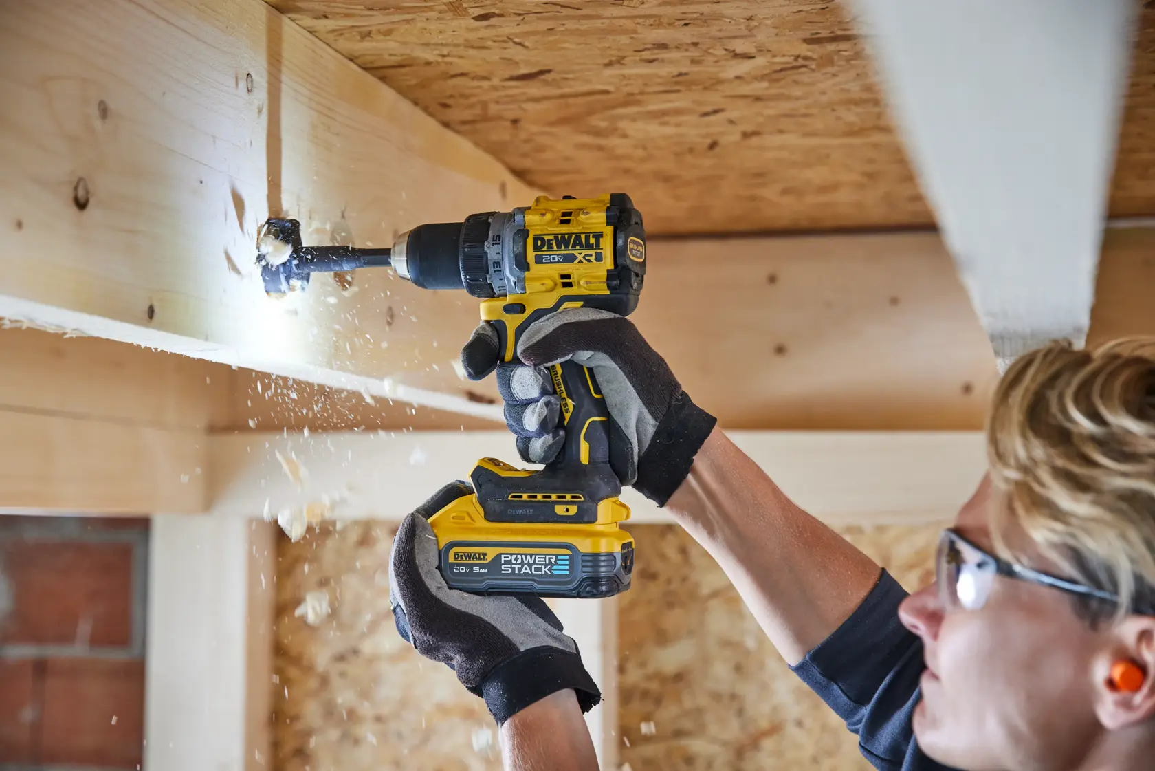 Una batería de litio-ion DEWALT XR para herramientas eléctricas, de color amarillo y negro, con 20V Max y 5Ah de capacidad claramente indicado en el lateral.