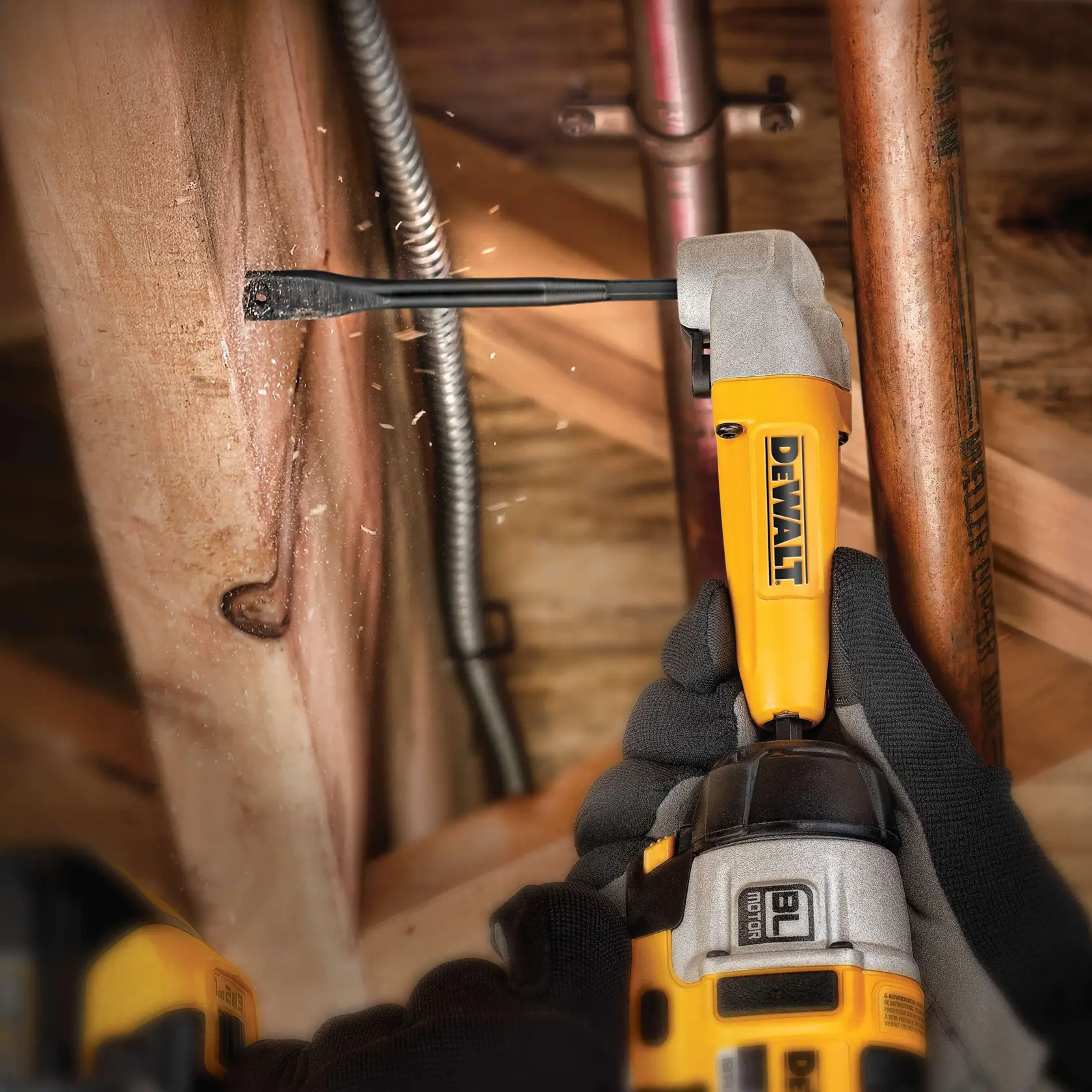 Taladro DEWALT perforando viga de madera. Manos con guantes lo sostienen. Virutas y chispas visibles.