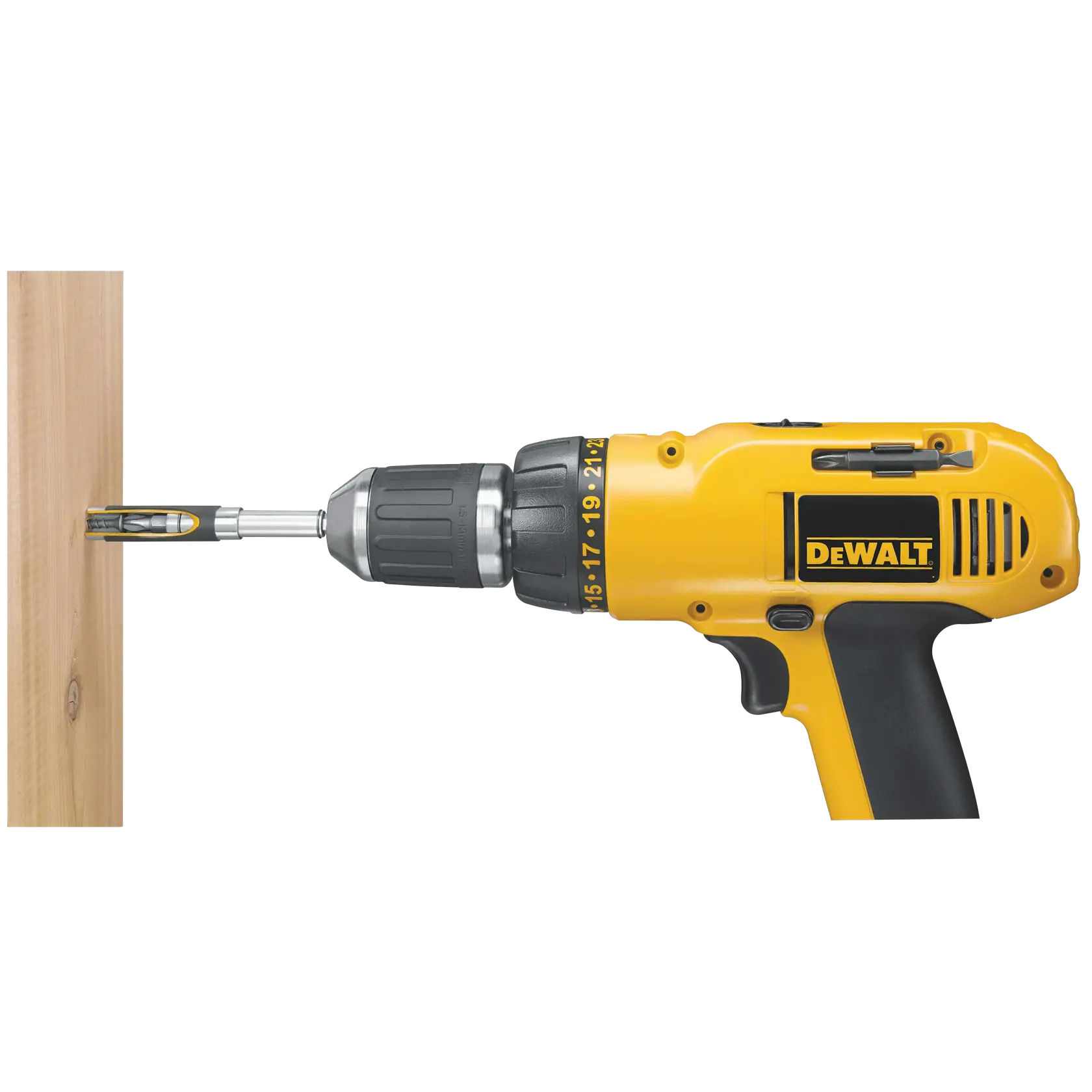 Un taladro inalámbrico amarillo DEWALT está perforando una tabla de madera.