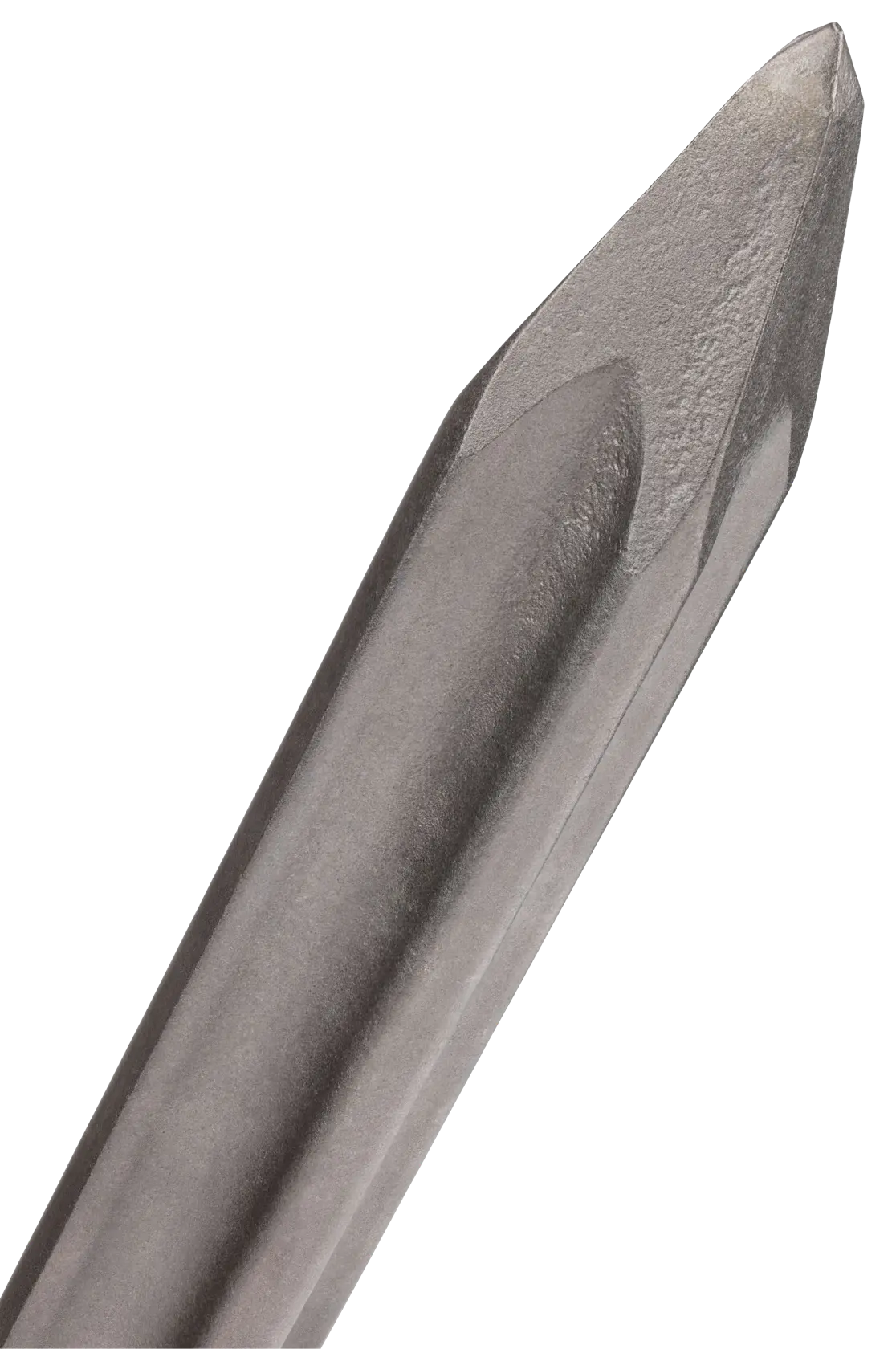 Primer plano de una broca de cincel puntiaguda de metal, mostrada sobre un fondo blanco.